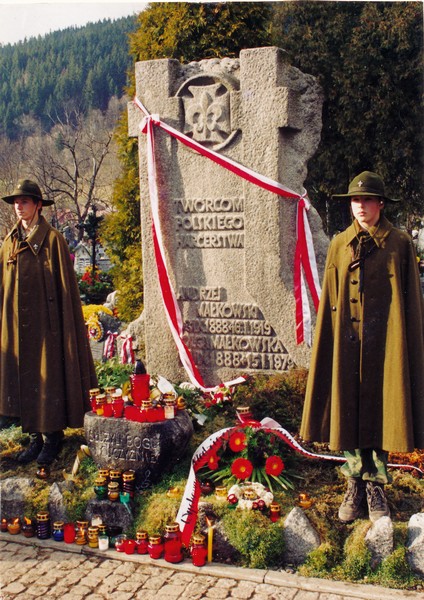Pomnik Olgi i Andrzeja Małkowskich na cmentarzu w Zakopanem przy ul. Nowotarskiej