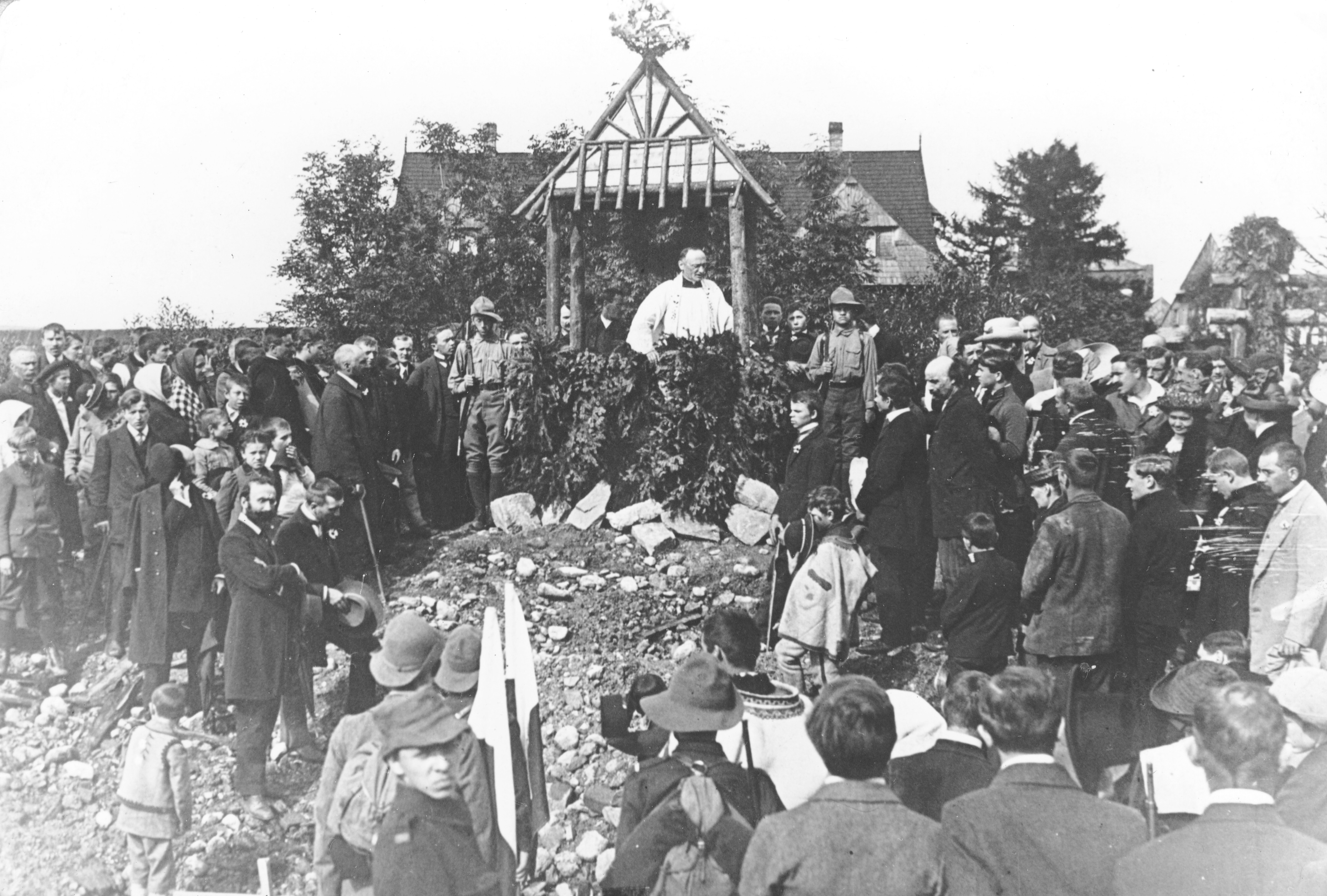 Uroczystość poświęcenia kamienia węgielnego pod nowy gmach Muzeum Tatrzańskiego, 3 sierpnia 1913 r. – przemawia ks. prałat Walenty Gadowski,  obok wartę trzymają skauci (w zbiorach Muzeum Tatrzańskiego w Zakopanem)