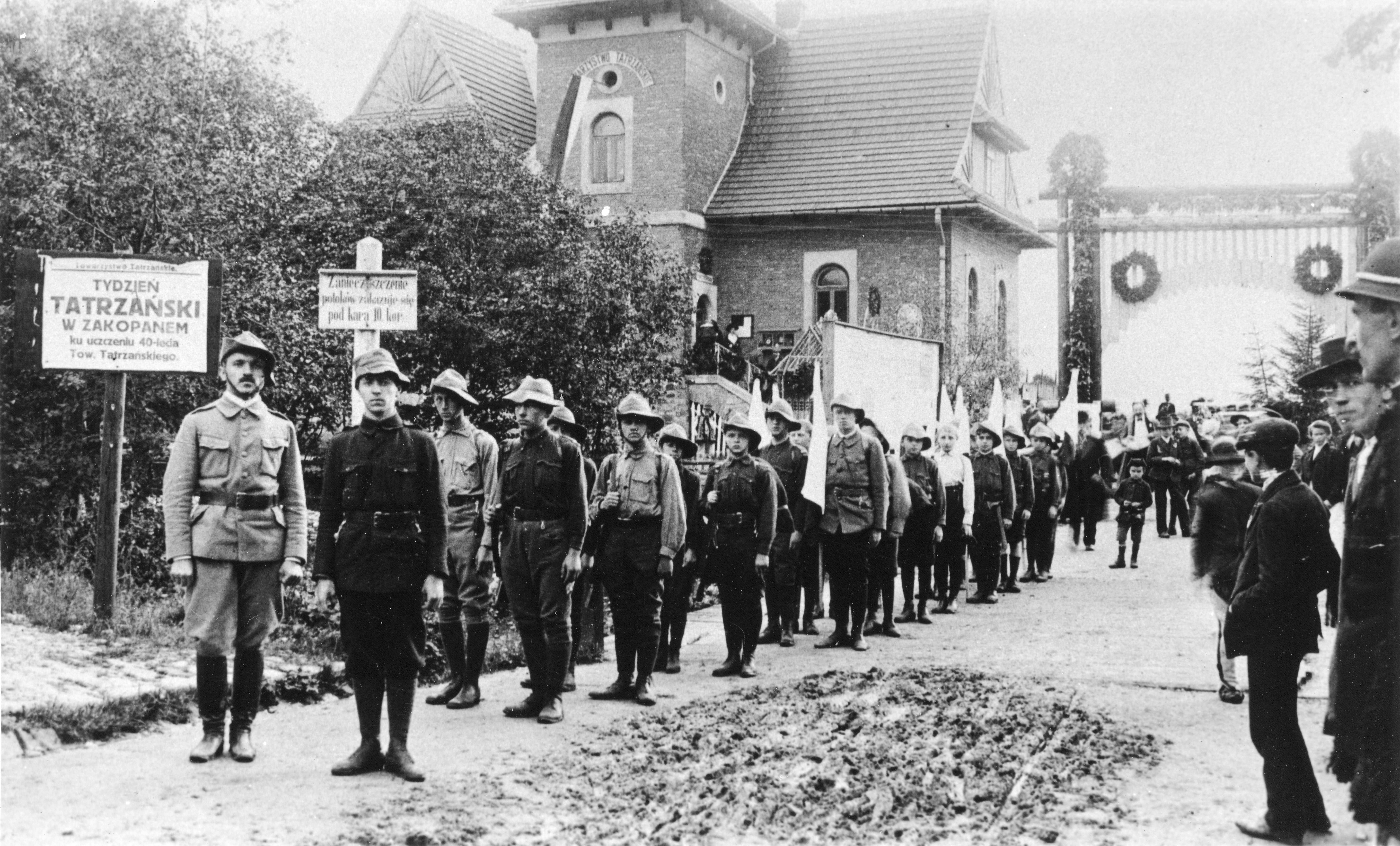 Uroczystość poświęcenia kamienia węgielnego  pod nowy gmach Muzeum Tatrzańskiego, 3 sierpnia 1913 r.  – drużyna skautów, pierwszy od lewej Karol Pawluś (w zbiorach Muzeum Tatrzańskiego w Zakopanem)